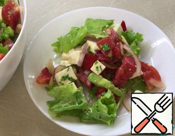 Chop the onion, squeeze out the lemon juice, add soy sauce, oregano. Leave to marinate in a separate bowl.
Chop the remaining ingredients: tomatoes, bell pepper, avocado, cheese, parsley. Tear the lettuce leaves into pieces. Transfer the pickled onion to a salad bowl. The salad is seasoned with sunflower oil. To interfere. Sprinkle with sesame seeds.