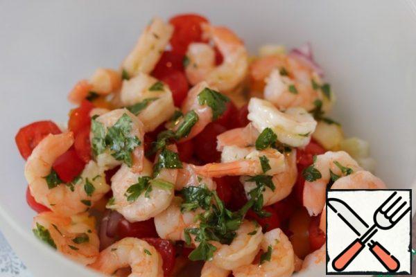 Clean the prawns and either cut them up or use them whole, adding them to the vegetables (leave a few shrimps with tails for decoration).
You can buy ready-made shrimps, or you can marinate them yourself by mixing them with garlic, chopped herbs, lemon juice and vegetable oil.