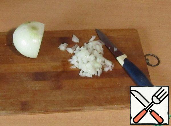 Chop the onion and pour boiling water for 5 minutes. Pour the water.