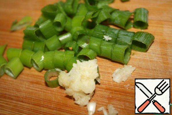 Finely grate or cut the garlic.
Onions are also finely cut.