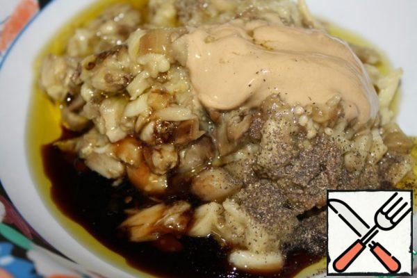 Add the tahini paste to the eggplant, if it is not there, then fry the sesame seeds and add them.
Also add olive oil, juice from half a pomegranate, salt and pepper to taste.