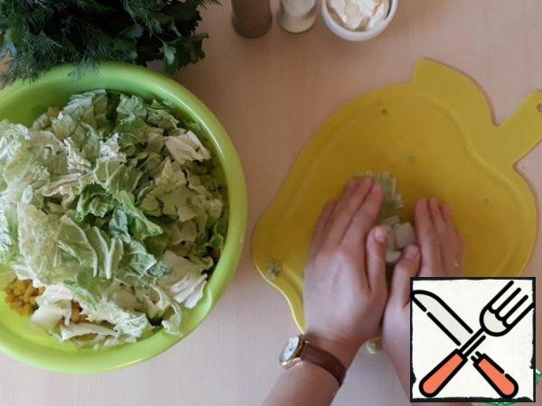 Tear with your hands or cut the Chinese cabbage. Add it to the container with the rest of the ingredients.