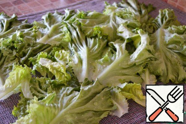 About 30 minutes before the end of cooking the beans, get the yogurt and tomato paste from the refrigerator, so that they are not cold. Wash and dry the lettuce leaves.