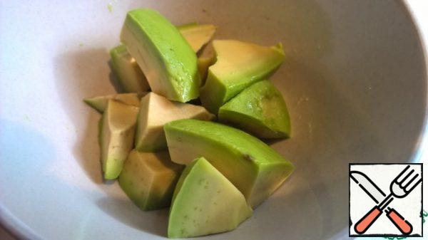 Cut the avocado into medium pieces.