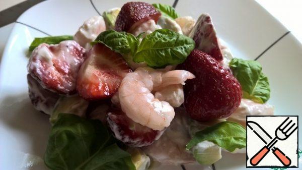 To serve, spread on a plate, garnishing the top with the remaining strawberry slices and prawns. Top with a few Basil leaves.