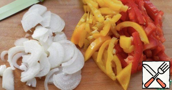 At this time, cut the onion and pepper (yellow and red) into long strips. The most important thing is that the onion and pepper are in equal proportions. And about a third of the weight of the beans.
In a hot frying pan, fry the onion very quickly (3-4 minutes), then add the pepper. Reduce the heat to medium, fry for another 3-5 minutes.
I'll add about roasting: I don't use oil. Add a tablespoon of water to the onion (so that it doesn't burn) and fry the carcass.