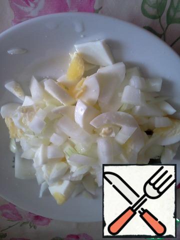 Mix the egg and onion, add salt to taste.