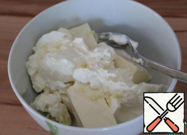 For the filling, grate the melted cheese or mash it with a fork. Suppress the garlic in the garlic bowl. Mix the cheese, garlic and sour cream.