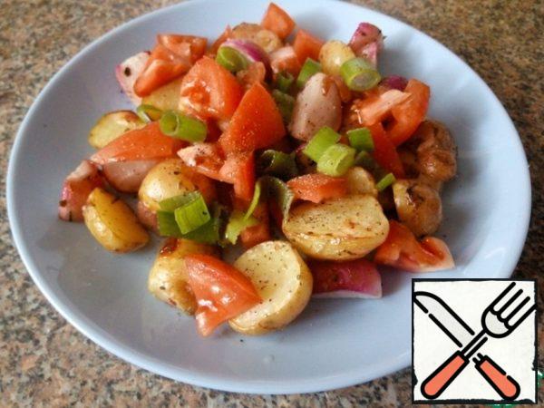 When the potatoes and radishes are ready, place it in a bowl of hot. Add tomato, black pepper, a little vegetable oil and salt. Mix everything. Spread on a plate and decorate with greens. All you can surprise family.