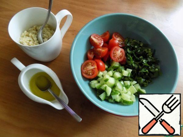 For tabbouleh vegetables cut finely. I cut finely the parsley and cucumber, cherry into quarters. Sent in a salad bowl. Warm bulgur to make a cooked dressing.