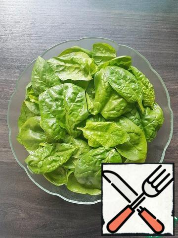 Wash young spinach leaves well and dry on a paper towel.
Put spinach in a salad bowl.