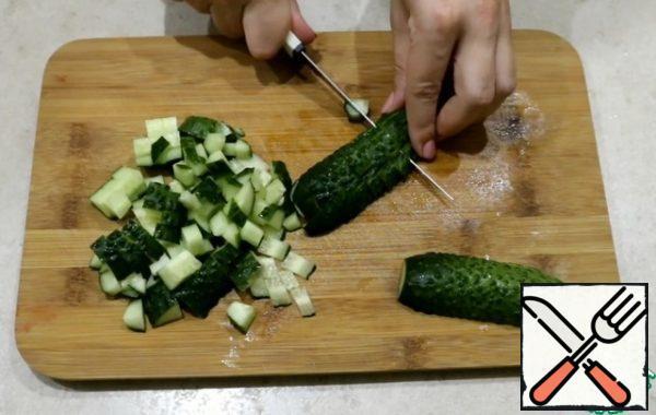 Cucumbers cut cubes.