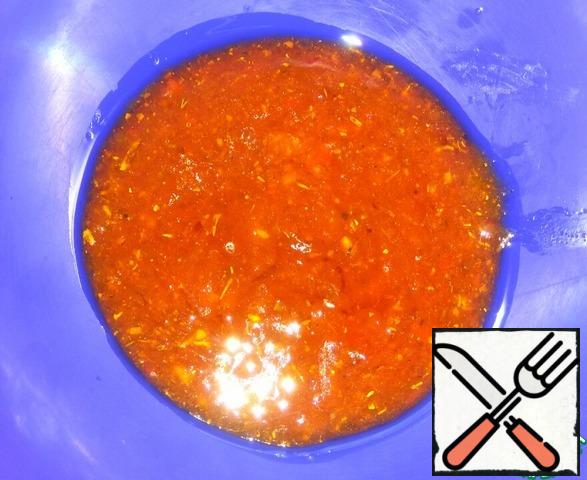 Prepare the marinade for the meat. In a bowl, combine honey, 1 tablespoon of vegetable oil, ketchup, vinegar and seasoning for meat.