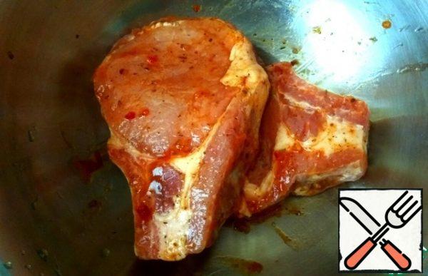Wash the loin on the bone, dry it and RUB with salt.
Then put the meat in the marinade, anoint well on all sides. Leave to marinate for half an hour (you can leave it in the refrigerator overnight).