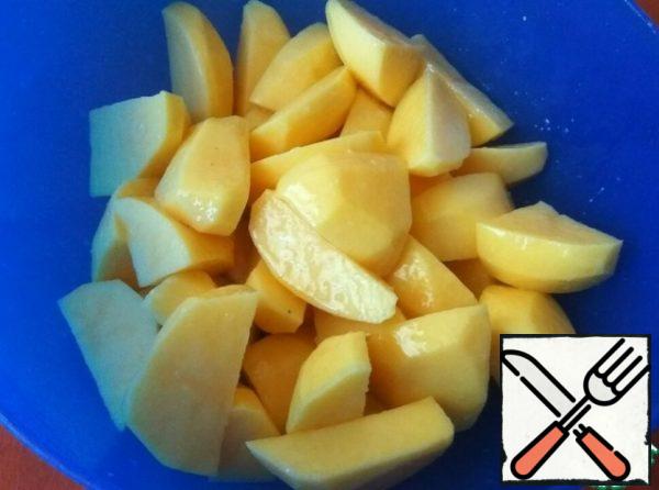 Peel the potatoes and cut them into slices.