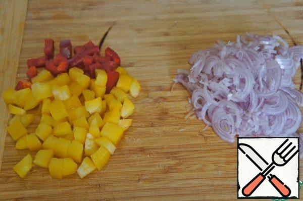 Cut the shallots into half-rings, peel the peppers from the seeds and cut them into small squares.
