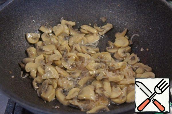 Add the mushrooms without liquid and lightly fry all together.