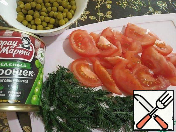 Wash the green peas. Cut the tomato into large slices. Divide the dill into small twigs.