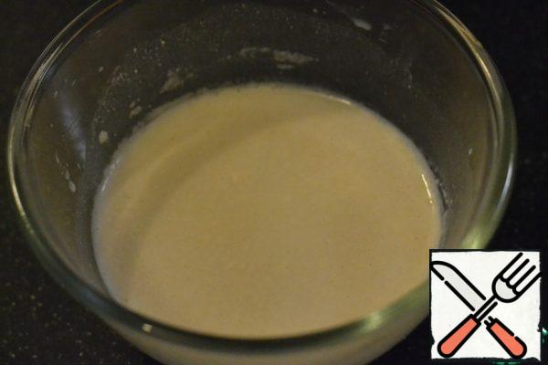 In 50g. warm milk dissolve the yeast, add 1st. l. sugar and 1 tbsp. flour. Stir, cover and leave to approach in a warm place.