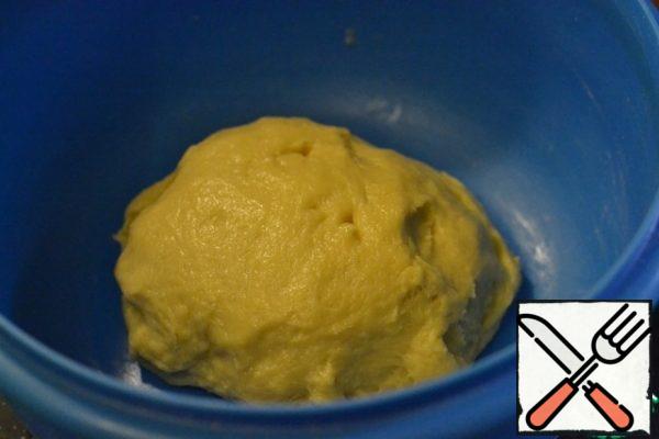 In a separate bowl, mix the remaining flour, salt, 40g of sugar, milk, egg yolks and yeast.
Stir.
Add the melted, warm butter and knead the dough.
Cover the dough and leave it to rise for an hour.