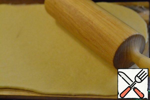 When the dough comes up, roll it out on a Board in a rectangle, 4 mm thick.
Cover with plastic wrap and refrigerate overnight. (together with the Board)