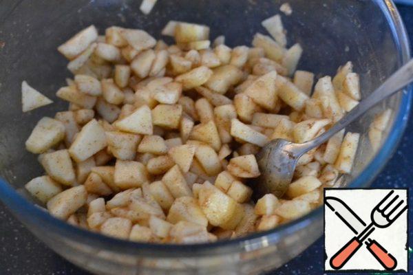 Peel the apples and cut them into small pieces. Add the juice of one lemon.
Add the remaining sugar and cinnamon.
Cut the biscuit into pieces and add to the apples and mix lightly. Leave for 10 minutes.