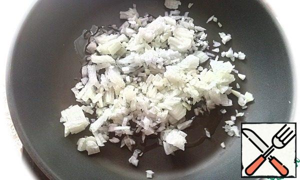 While they are baking, finely chop the onion and put it in a pan with vegetable oil.
Fry until Golden brown.