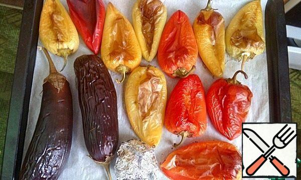 Remove the prepared vegetables from the oven.
Peel the eggplants and finely chop them.