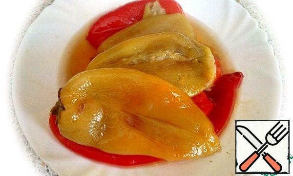 Peppers clean from the skin and seeds.
Do not pour the juice from the peppers, it can be added to the vegetables that are being prepared.