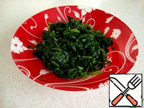 Wash the fresh spinach, slice it and pour boiling water over it.
Leave it for about two minutes. Drain the water through a colander and cool the spinach.