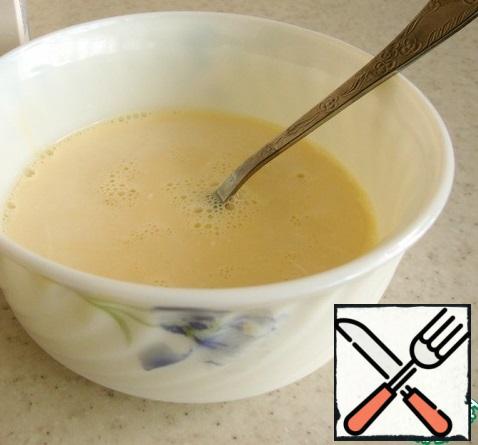 Pour the cream into the Cup and add the egg. Stir well.