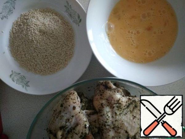 Beat the egg.
Sesame is better to pour out on a plate in parts, constantly adding.
Dip each wing in an egg, then roll in sesame.