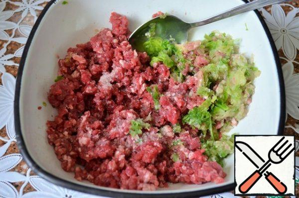 Beef and 1 pekinki leaf should be passed through a large grate of a meat grinder.