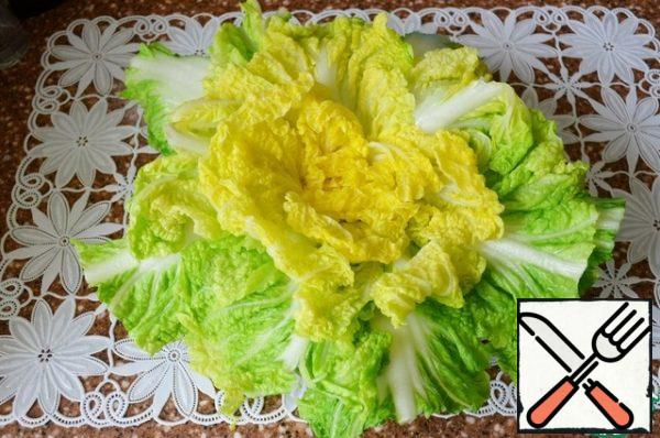 That's how easy and beautiful Peking cabbage opens after roasting. Place the cabbage in a deep fireproof form, slightly larger than the cabbage itself, 14 cm.. Add a little salt.