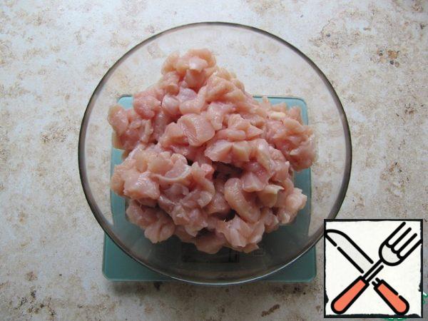 Cut the chicken flesh (without skin)into a small cube. When using a single chicken fillet, the roll will be "lean", but dry, it is better to use a combined version, the proportions to your taste.