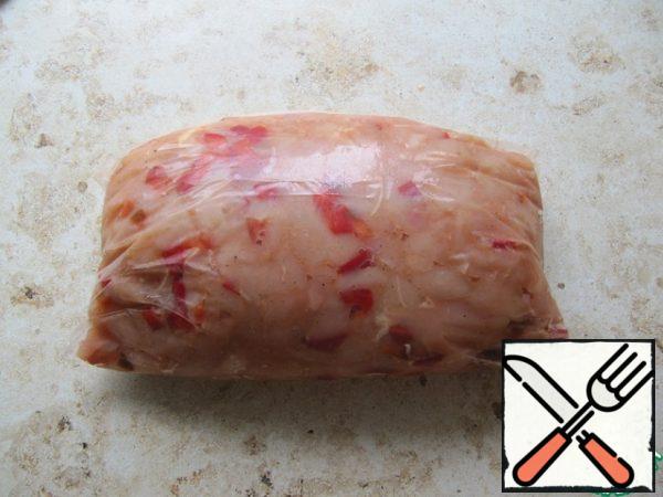 Put the prepared meat mass in the baking bag, tamp it tightly and tie it very well. In order to avoid leakage, I recommend packing the top in the second package.