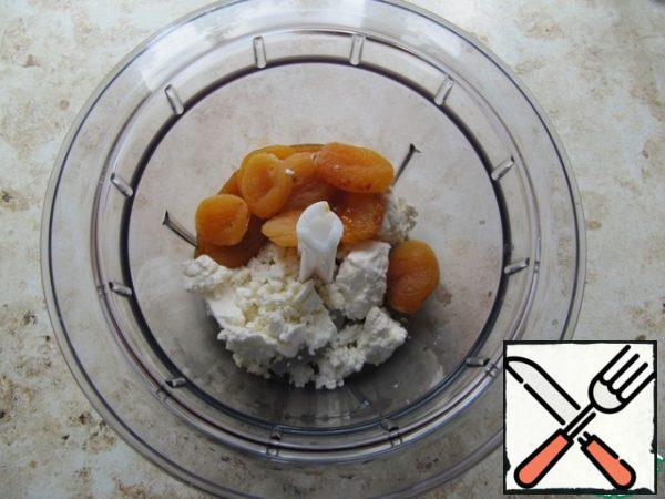 To prepare the curd layer, add good quality cottage cheese, dried apricots, egg yolk (or small egg), and vanilla sugar with a blender until smooth and creamy (if you do not use dried apricots, add additional cottage cheese and sugar to taste!).