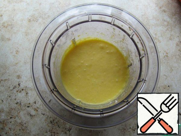 Beat the yolks with the remaining sugar until white, add sour cream, warm melted butter, vanilla sugar, mix with a mixer until smooth.