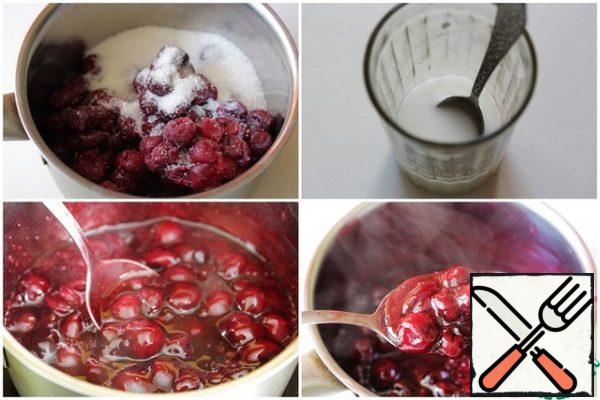 Prepare the cherry layer: put the cherries in a saucepan (frozen does not need to be defrosted), add sugar and put on a small fire.
Boil, stirring, until the sugar dissolves and the berries are soft.
Add the starch, diluted in cold water, and boil until thick.
Remove from heat.