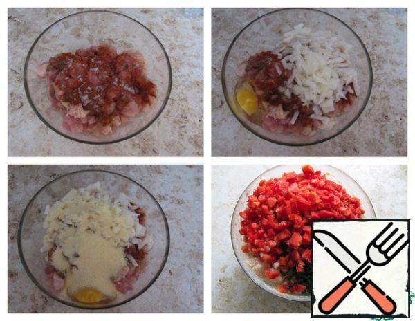 To prepare minced meat for cutlets, cut the chicken fillet into small cubes, add salt and spices. Finely chop the onion and green onion, and dice the bell pepper. Combine all the ingredients, add semolina (you can replace it with starch or flour), add mayonnaise or sour cream at your choice.