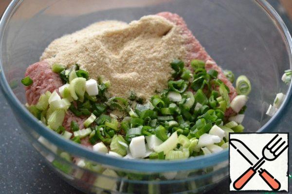 In a bowl, mix the minced meat, chopped green onions and garlic, breadcrumbs, half the salt and pepper. Stir.