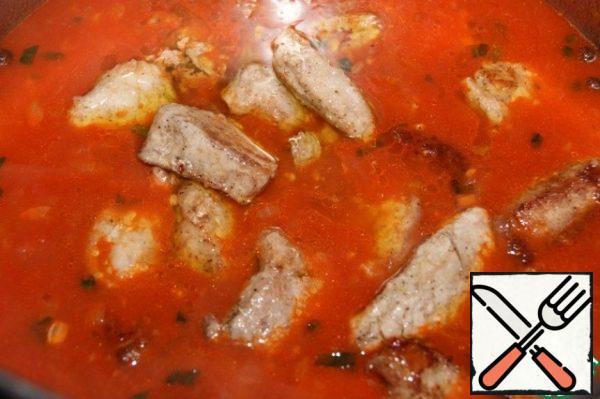 Put the meat in the sauce, cover the pan with a lid and simmer until it is completely cooked. Cooking time depends on the type and type of meat.