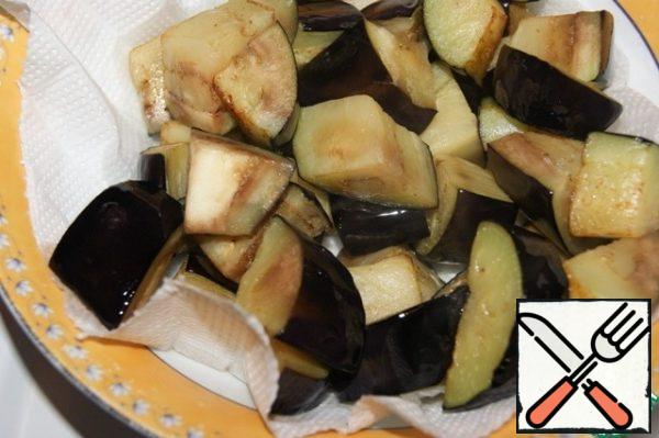 Cut the eggplant into pieces that are identical in size to the meat pieces. The skin should not be removed and it is very important that it is on each piece. Fry them until lightly browned and flip them on a paper towel.