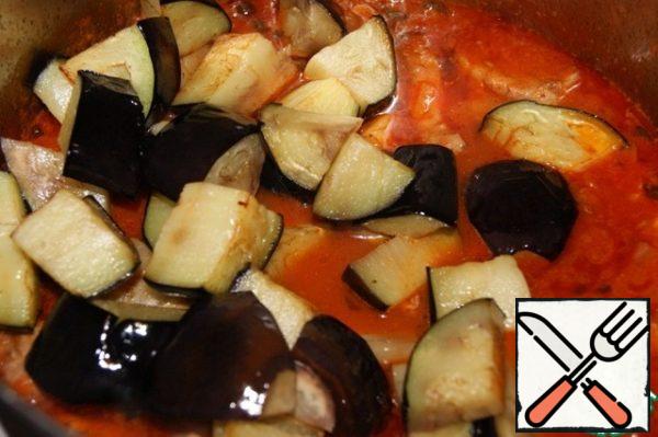 10 minutes before the end of cooking the meat, add the eggplant to it, if necessary, salt the sauce.