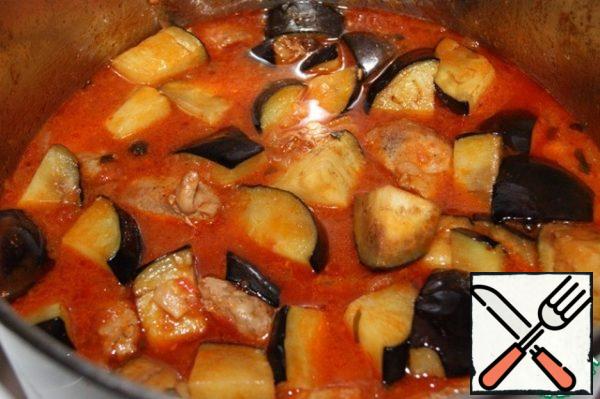 Mix the eggplant with the meat. Attention! Mix only once, so as not to break the structure of the eggplant! Cover and simmer over low heat until tender.