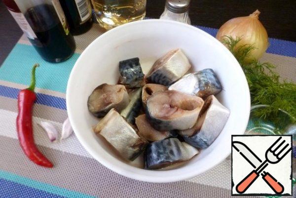 Prepare the ingredients. Gut the mackerel, wash it and cut it into pieces. I have small fish. Sprinkle a little salt. There is no salt in the marinade, and soy sauce, in my opinion, does not salt the fish, so I advise you to salt the fish.