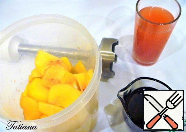 Mango sorbet :
Prepare 50% syrup from cane sugar and water, the syrup should be thick (viscous)- cool well.
Prepare a container for chopping fruit (high container-glass = 1.5 liters). Wash the fruit, peel it, cut off the pulp, and put it in a glass. Add sugar syrup and grapefruit juice to the fruit. Chop with an immersion blender. Beat the mixture for 3-5 minutes until smooth(shiny, creamy, even slightly foaming).
Put the fruit cream in a container with a lid and put it in the freezer for 10-12 hours (day).