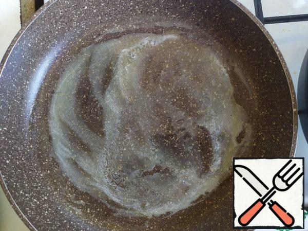 Heat a frying pan and melt the butter.