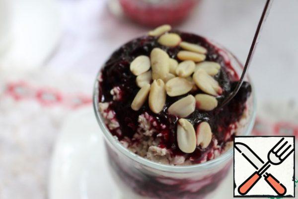 In the morning, spread the oatmeal and currants in layers. You can sprinkle nuts on top (I have peanuts).