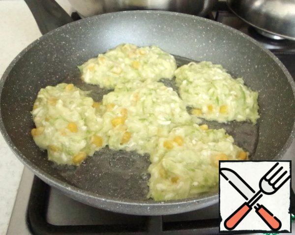 Put the mass with a tablespoon in the hot oil in a frying pan and fry on both sides over medium heat.